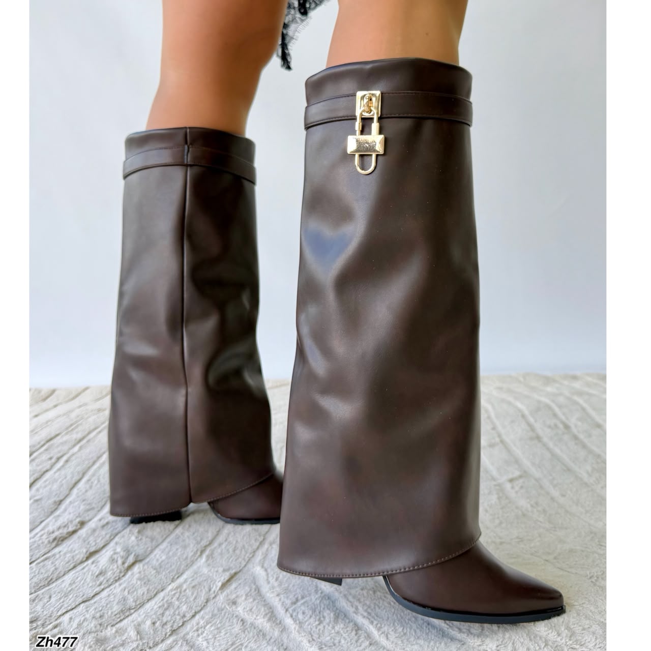 Bota caña alta café doblez detalle dorado tacon 10cm A9532 C-150